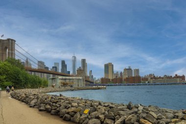 Brooklyn Köprüsü ve Manhattan Bölgesi arka planda görünüyor, New York City, ABD