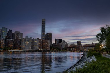 Roosevelt Adası, New York, ABD 'den Yukarı Manhattan' ın Akşam Kenti