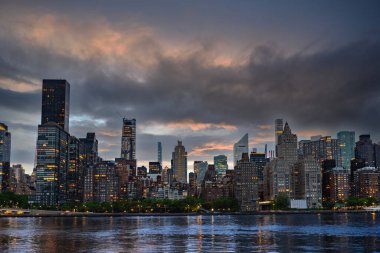 Yukarı Manhattan 'ın şehir manzarası Roosevelt Adası, New York City, ABD