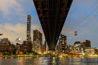 Ed Koch Queensboro Köprüsü altındaki Manhattan Şehir Manzarası, New York City - ABD