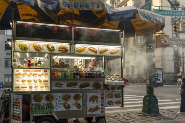 Manhattan, New York - 15 Mayıs 2024: Manhattan, New York sokaklarında Atractive Food Truck