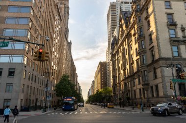 Manhattan 'da eski yüksek binaları olan bir sokak, Central Park, New York City - ABD
