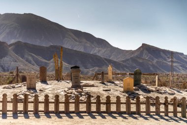Tabernas, İspanya - 3 Şubat 2024: Mini Hollywood Tema Parkı 'ndaki Mezarlık - Amerikan Vahşi Batı Tarzı