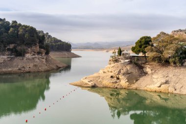 Nehir ve yapay göl İspanya 'da Caminito Del Rey, El Chorro' ya çıkıyor.