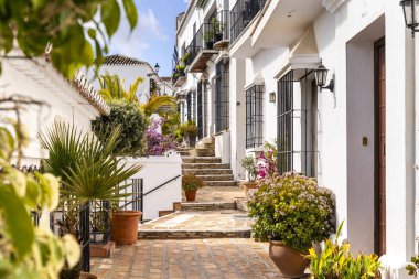 Malaga, Mijas 'taki beyaz evlerin önündeki sokaklarda fabrikalar