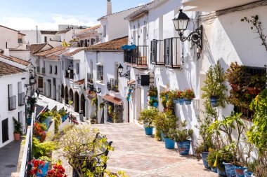 Malaga, Mijas 'taki beyaz evlerin önündeki sokaklarda fabrikalar