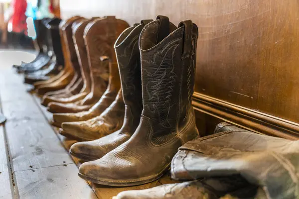 Birçok siyah ve kahverengi kovboy ayakkabısı çiğ, Almerya, İspanya