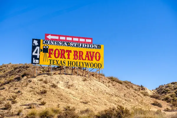 Tabernas, İspanya - 3 Şubat 2024: Mini Hollywood Tema Parkı 'ndaki Fort Bravo Tabelası - Amerikan Vahşi Batı Tarzı