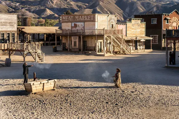 Tabernas, İspanya - 3 Şubat 2024: Cowboys Action Scene in Mini Hollywood Themed Park - American Wild Western Style