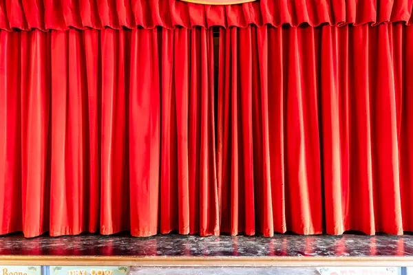 Mini Hollywood Tema Parkı 'nın Sahnesinde Kırmızı Perde - Amerikan Vahşi Batı Tarzı