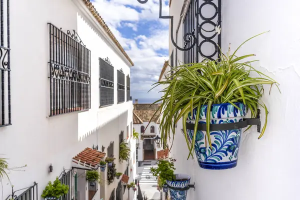 Malaga, Mijas 'taki beyaz evlerin önündeki sokaklarda fabrikalar