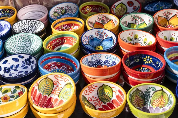 Mijas, Malaga, Endülüs, İspanya 'da güzel el yapımı kaseler.