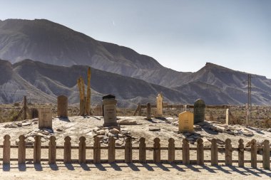 Tabernas, İspanya - 3 Şubat 2024: Mini Hollywood Tema Parkı 'ndaki Mezarlık - Amerikan Vahşi Batı Tarzı