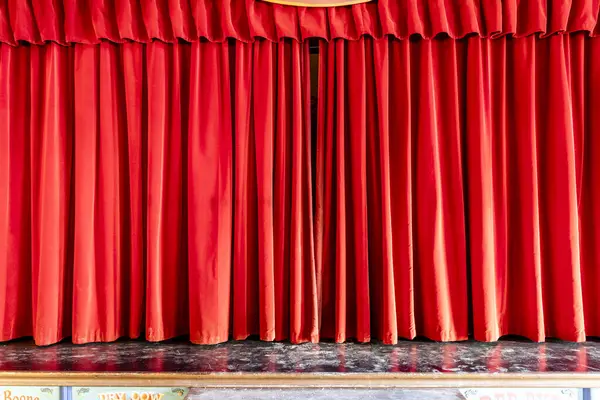 Mini Hollywood Tema Parkı 'nın Sahnesinde Kırmızı Perde - Amerikan Vahşi Batı Tarzı