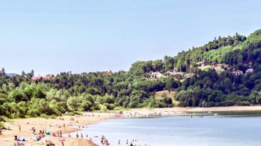 Low Beskids 'un ağaçlık tepeleriyle çevrili olan Klimkowka Gölü, Ropa Nehri vadisinin manzarasına mükemmel bir şekilde uyuyor. Rahatlamak için harika bir yer, Polonya..