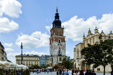  Şehrin ana meydanının bir parçası - 13. yüzyılın ortaçağ kasaba meydanı, saraylar ve kiliselerle çevrili. Belediye binasının manzarası.