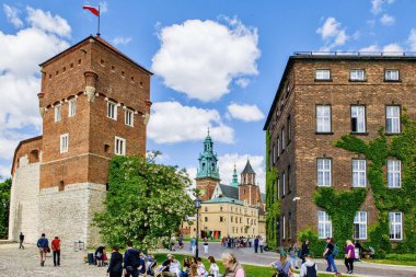 Wawel Kalesi manzarası. Solda 15. yüzyılın tahkimatlarının bir parçası olan Senatörün Kulesi veya Lubranka var..
