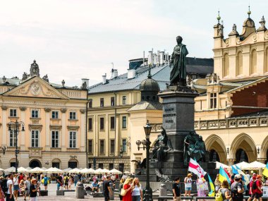 1898 yılında açılan Polonya şiirinin en etkili ve önemli isimlerinden biri olan Adam Mickiewicz anıtı şehrin ana meydanını süslüyor..
