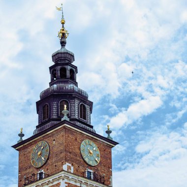 70 metre, 110 taş basamak, cellat mahzeni ve ana markette 700 yıl. Burası belediye binası kulesi. Polonya 'nın Krakow kentindeki yetkililerden geriye kalan tek şey..