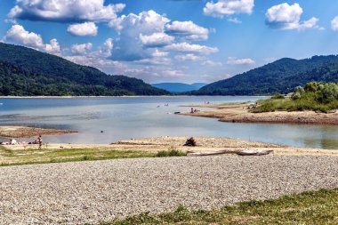 Low Beskids 'un ağaçlık tepeleriyle çevrili Klimkovskoe Gölü, Ropa Nehri vadisinin manzarasına mükemmel uyuyor..