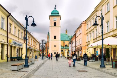 Eski kasaba Rzeszow, Polonya 'da güzel bir caddenin parçası..