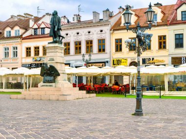 Pazar Meydanı 'na Tadeusz Kosciuszko anıtı dikildi. Tadeusz Kosciuszko, Polonya 'nın ulusal kahramanı ve 1794 ayaklanmasının lideri.. 