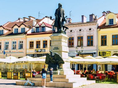 Pazar Meydanı 'na Tadeusz Kosciuszko anıtı dikildi. Tadeusz Kosciuszko, Polonya 'nın ulusal kahramanı ve 1794 ayaklanmasının lideri.. 