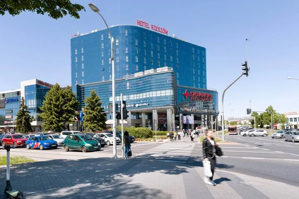 Şehrin alışveriş kısmının manzarası. Merkezin Parçası.