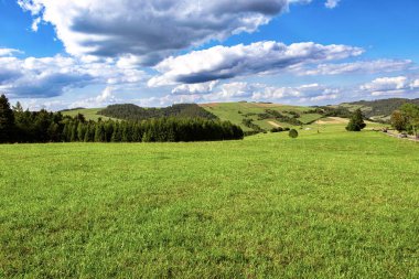 Dağ sırası olan güzel bir manzara.