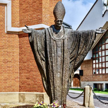 Şehrin merkezi katedraldir (Katedral). Giriş çok güzel dekore edilmiş, Papa John Paul 2 'nin heykeli de yakınlarda..