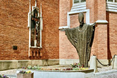 Şehrin merkezi katedraldir (Katedral). Giriş çok güzel dekore edilmiş, Papa John Paul 2 'nin heykeli de yakınlarda..