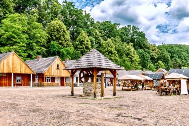 Avrupa 'nın en büyük açık hava halk mimarisi müzelerinden biri. Polonya-Ukrayna sınırının kültürü 38 hektarlık bir alanda temsil edilmektedir..