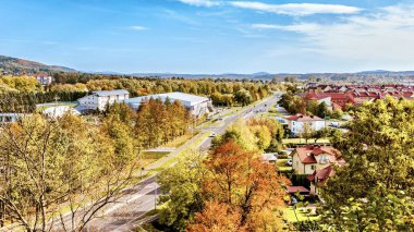 Polonya 'nın Sanok kentinin manzarası. Dağlarda sonbahar manzarası.