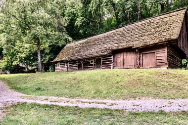 Polonya 'nın Sanok kentindeki Halk Mimarisi Müzesi' nin topraklarında yaz manzarası.