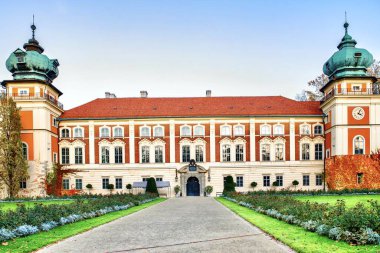 Lancut 'taki Lubomirski Şatosu Polonya' daki en önemli saray ve park topluluklarından biridir. Gerçek bir ulusal tarih ve kültür hazinesidir..