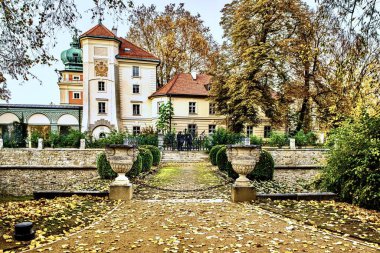 Lanciut 'taki Lubomirski Şatosu Polonya' daki en önemli saray ve park topluluklarından biridir. Gerçek bir ulusal tarih ve kültür hazinesidir..