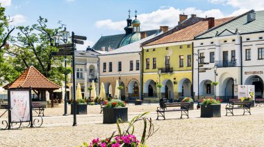 Pazar Meydanı manzarası. Bu meydanı çevreleyen her apartmanın kendi tarihi var. Bunların en eskisi 15. yüzyıla dayanıyor. Krosno, Polonya..