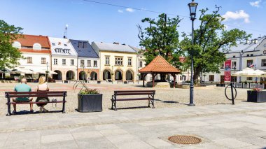 Pazar Meydanı manzarası. Bu meydanı çevreleyen her apartmanın kendi tarihi var. Bunların en eskisi 15. yüzyıla dayanıyor. Krosno, Polonya..