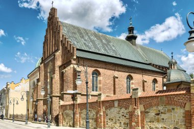 Rahip Manastırı. Kutsal Bakire Meryem Kilisesi 'nin Fransiskenleri, pazar meydanının yanındaki Krosno' da yer almaktadır..