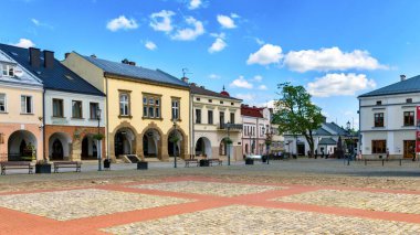  Pazar Meydanı manzarası. Bu meydanı çevreleyen her apartmanın kendi tarihi var. Bunların en eskisi 15. yüzyıla dayanıyor. Krosno, Polonya..