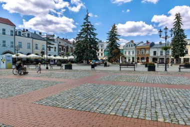  Pazar Meydanı manzarası. Bu meydanı çevreleyen her apartmanın kendi tarihi var. Bunların en eskisi 15. yüzyıla dayanıyor. Krosno, Polonya..