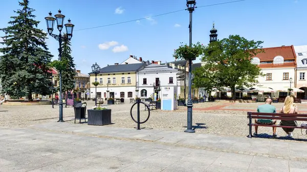 Pazar Meydanı manzarası. Bu meydanı çevreleyen her apartmanın kendi tarihi var. Bunların en eskisi 15. yüzyıla dayanıyor. Krosno, Polonya..