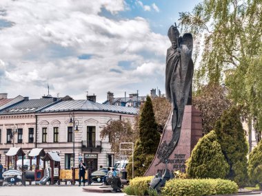 Nowy Sacz, Polonya - 12 Mayıs 2022: 2005 yılında belediye binasının yakınına Papa 2. John Paul anıtı dikildi.