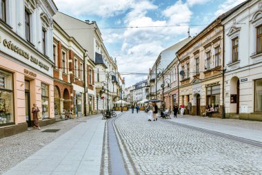 Nowy Sacz, Polonya - 12 Mayıs 2022: Eski şehrin güzel caddesi.