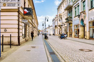 Nowy Sacz, Polonya - 12 Mayıs 2022: Eski şehrin güzel caddesi.