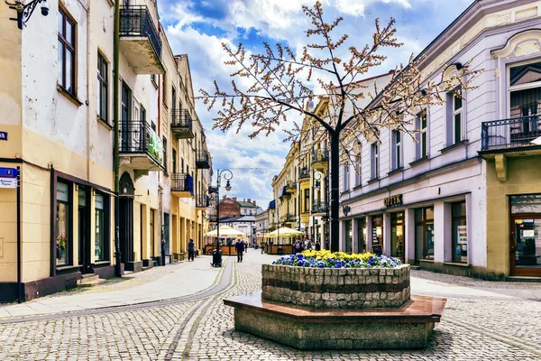 Nowy Sacz, Polonya - 12 Mayıs 2022: Eski şehrin güzel caddesi.