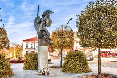 Şehir merkezinde güzel bir heykel, Sanok, Polonya.