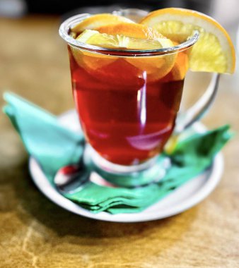 Sıcak sıcak çay, portakallı cam bardak.