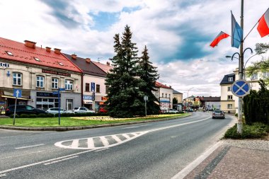 Jaslo, Polonya - 2 Mayıs 2023: Antik kentin güzel caddesi.