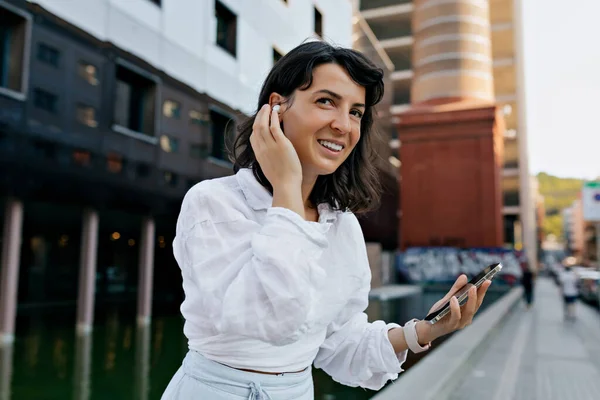 Wanita Cantik Menggemaskan Dengan Rambut Pendek Keriting Menyentuh Headphone Dan — Stok Foto